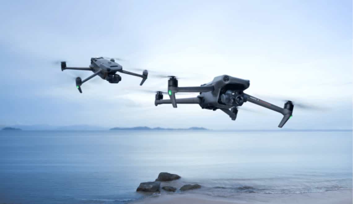 DJI Mavic 3 в руках полярника на фоне торосов